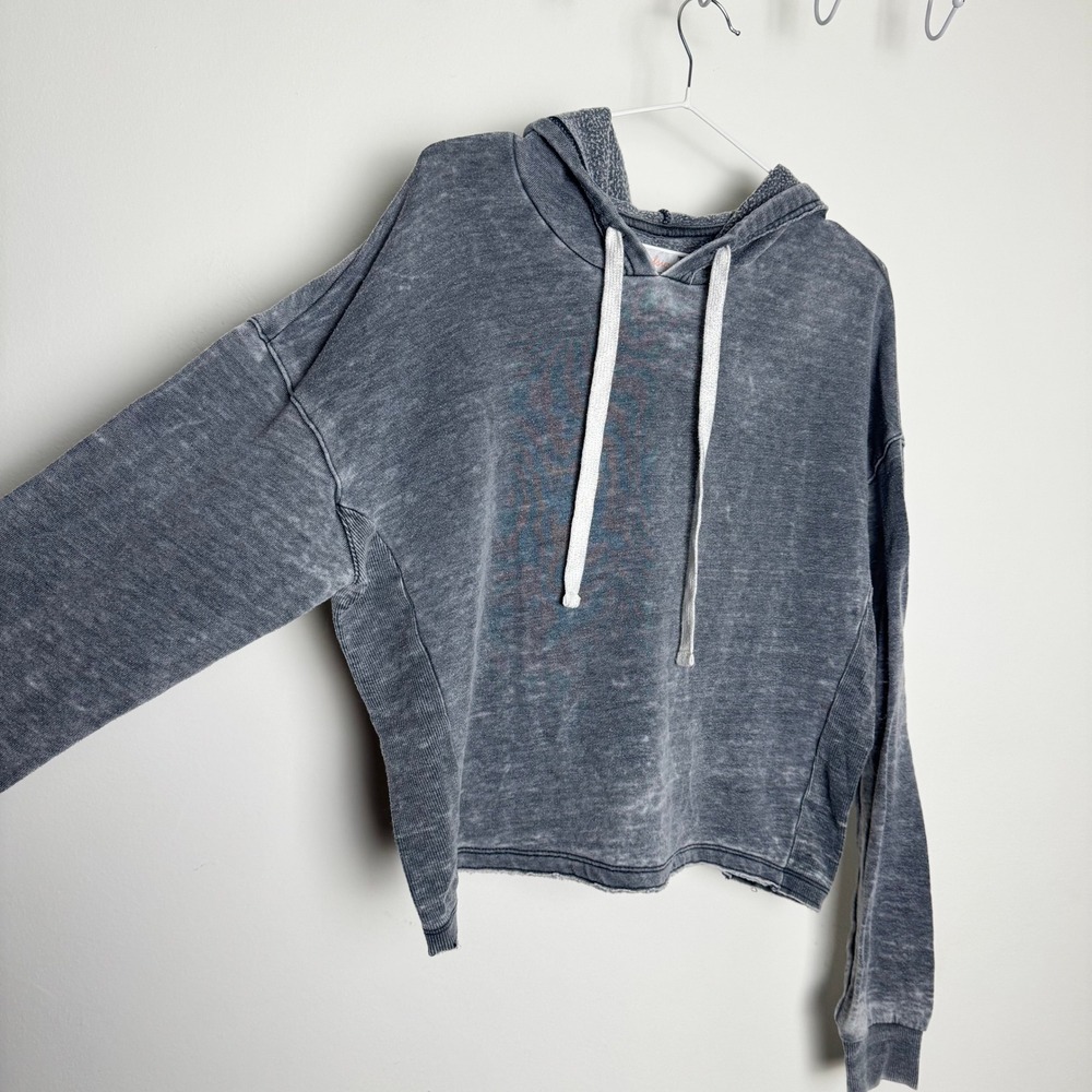 Colsie Women Medium Gray Acid Wash Cropped Hoodie Sweatshirt Raw Hem Lounge - Picture 2 of 6